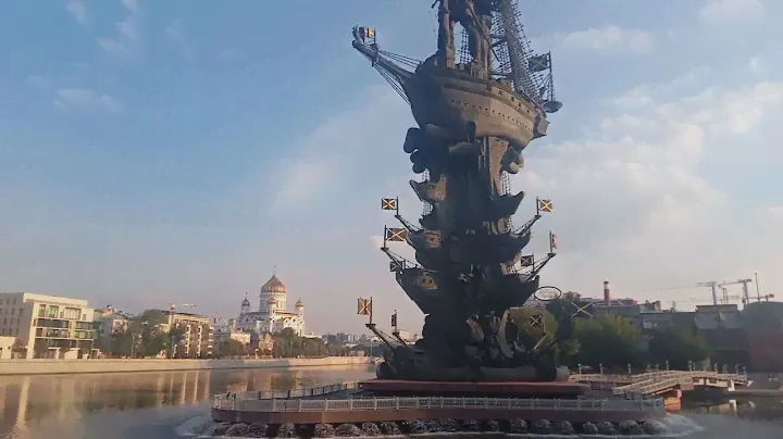 Вдоль набережной Москва-реки.